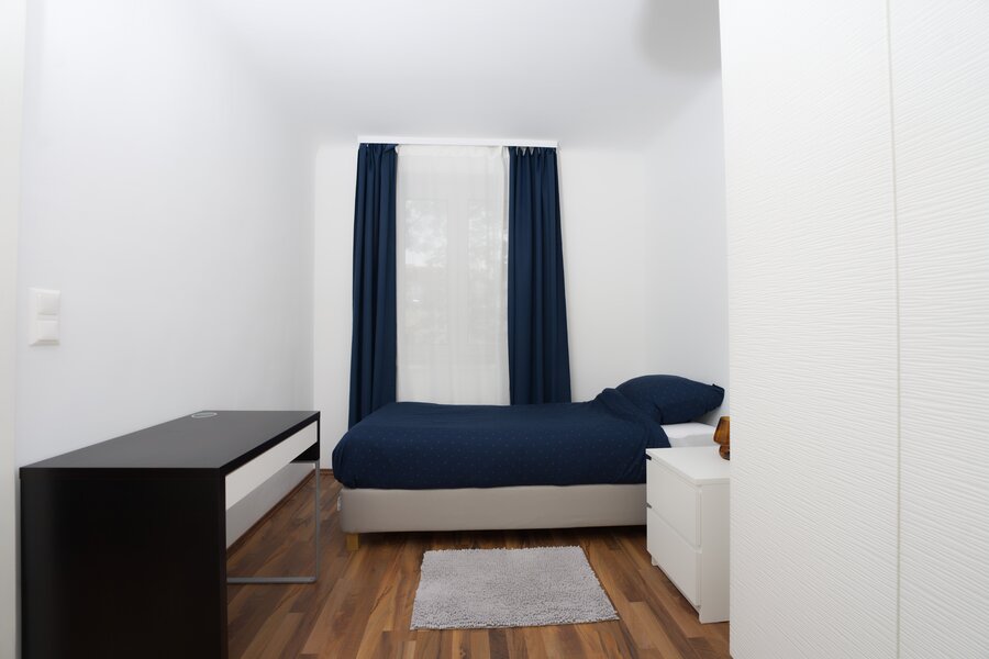 Schlafzimmer mit zwei Doppelbetten und Arbeitstisch 