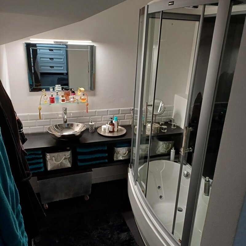 Stylish bathroom with shower cabin & designer sink – 2-room apartment, short-term rental Salzburg, temporary housing 1–6 months.