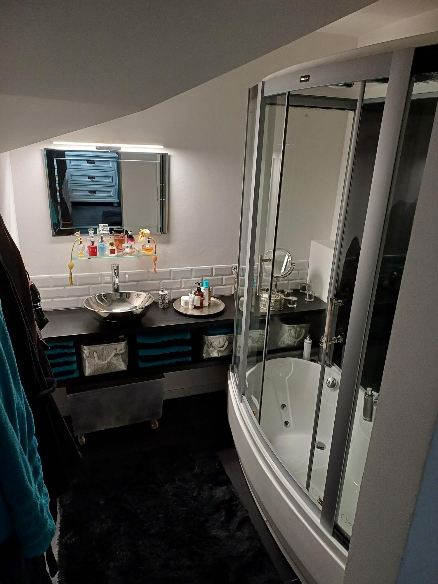 Stylish bathroom with shower cabin & designer sink – 2-room apartment, short-term rental Salzburg, temporary housing 1–6 months.