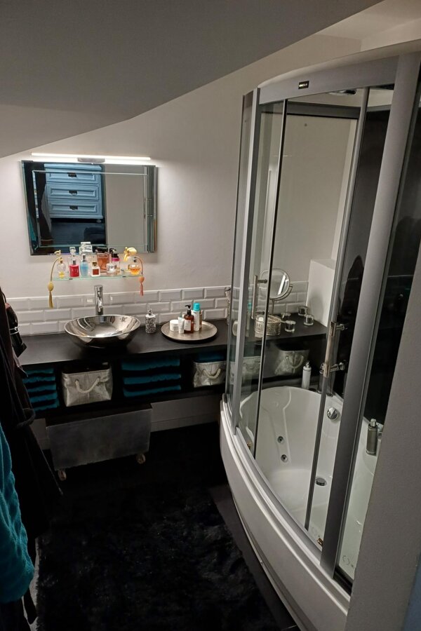 Stylish bathroom with shower cabin & designer sink – 2-room apartment, short-term rental Salzburg, temporary housing 1–6 months.
