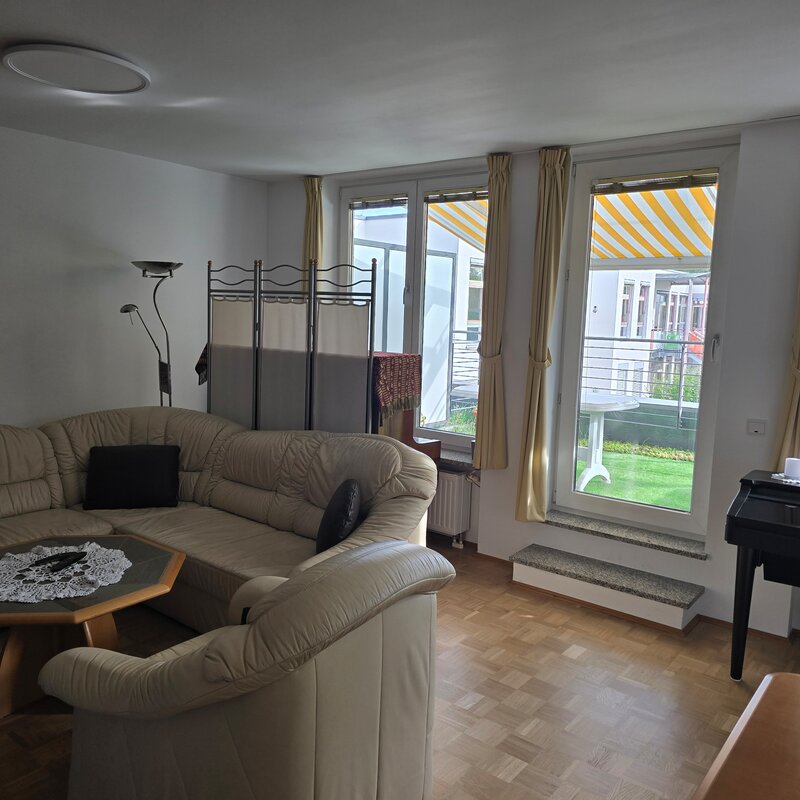 Heller und großzügiger Wohnbereich mit gemütlicher Sitzgruppe, bodentiefen Fenstern und direktem Zugang zur sonnigen Südterrasse sowie zur überdachten Loggia mit Süd-West-Ausrichtung. Der angrenzende Essbereich mit Eckbank lädt zu gemeinsamen Mahlzeiten ein. Der Raum ist lichtdurchflutet und bietet durch die Verbindung von Innen- und Außenbereich eine besonders wohnliche Atmosphäre. Warmer Parkettboden und liebevoll eingerichtete Details sorgen für ein behagliches Ambiente.