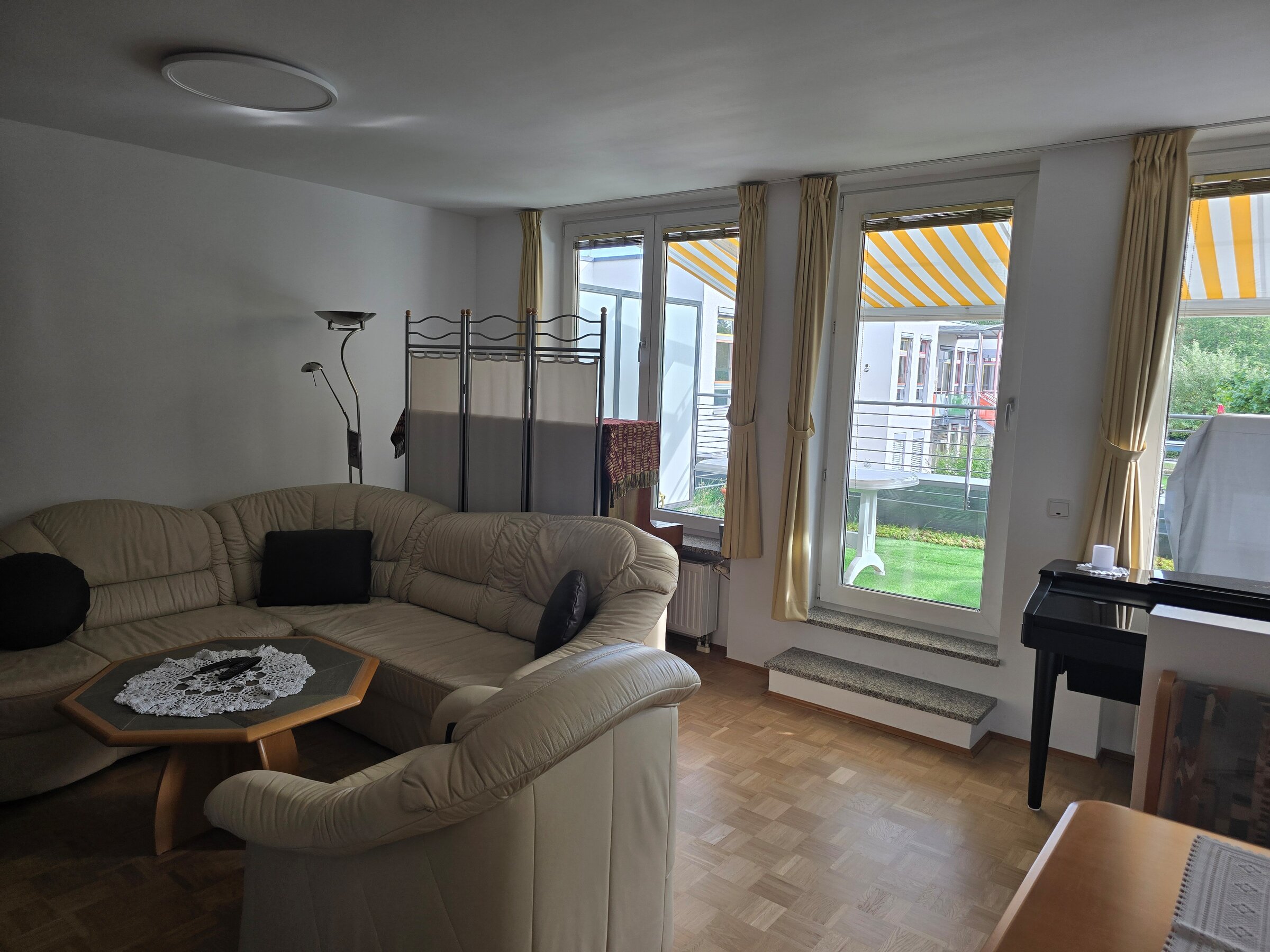 Heller und großzügiger Wohnbereich mit gemütlicher Sitzgruppe, bodentiefen Fenstern und direktem Zugang zur sonnigen Südterrasse sowie zur überdachten Loggia mit Süd-West-Ausrichtung. Der angrenzende Essbereich mit Eckbank lädt zu gemeinsamen Mahlzeiten ein. Der Raum ist lichtdurchflutet und bietet durch die Verbindung von Innen- und Außenbereich eine besonders wohnliche Atmosphäre. Warmer Parkettboden und liebevoll eingerichtete Details sorgen für ein behagliches Ambiente.