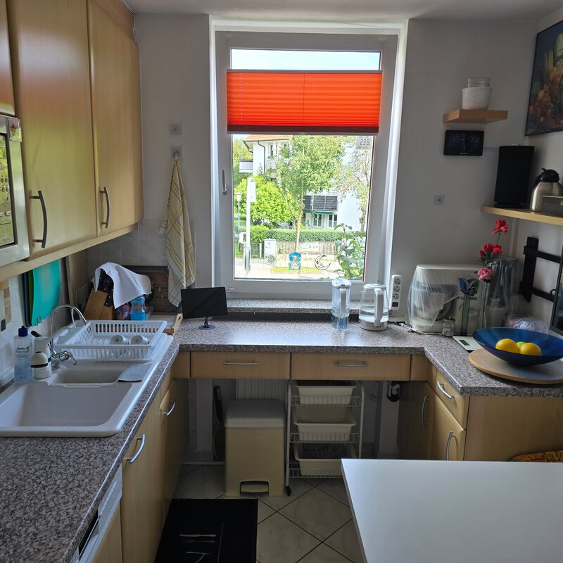 Das große Fenster sorgt für Tageslicht und einen schönen Ausblick. Die kleine Sitzecke eignet sich ideal für einen Kaffee oder kleine Mahlzeiten.