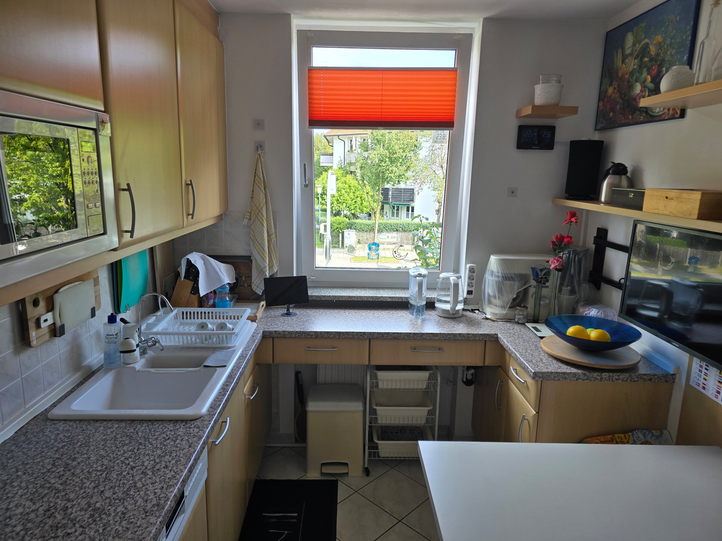 Das große Fenster sorgt für Tageslicht und einen schönen Ausblick. Die kleine Sitzecke eignet sich ideal für einen Kaffee oder kleine Mahlzeiten.