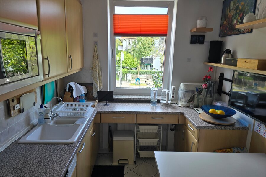 Das große Fenster sorgt für Tageslicht und einen schönen Ausblick. Die kleine Sitzecke eignet sich ideal für einen Kaffee oder kleine Mahlzeiten.