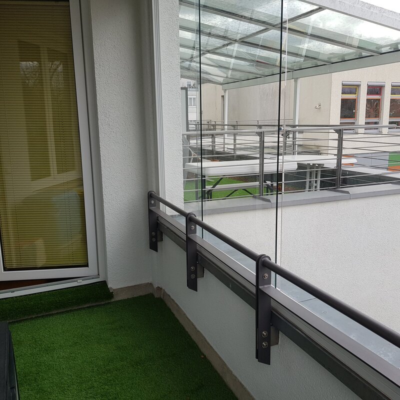 Die gemütliche, überdachte Loggia ist direkt vom Wohn-Essbereich zugänglich und bietet Schutz bei jedem Wetter. Der Blick reicht über die südlich gelegene, großzügige Terrasse mit Markise und begrüntem Boden - ideal zum Entspannen im Grünen, auch bei Regen.