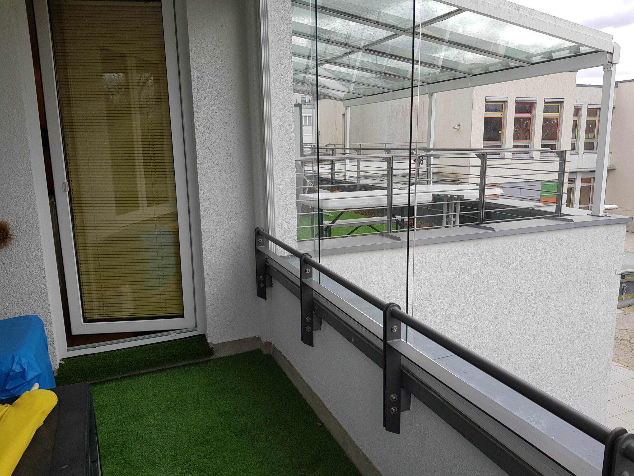 Die gemütliche, überdachte Loggia ist direkt vom Wohn-Essbereich zugänglich und bietet Schutz bei jedem Wetter. Der Blick reicht über die südlich gelegene, großzügige Terrasse mit Markise und begrüntem Boden - ideal zum Entspannen im Grünen, auch bei Regen.