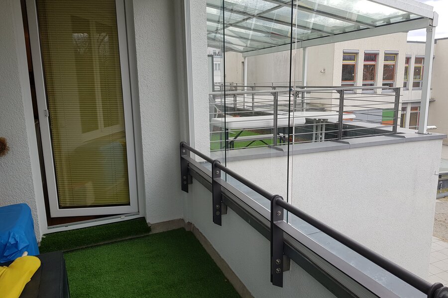 Die gemütliche, überdachte Loggia ist direkt vom Wohn-Essbereich zugänglich und bietet Schutz bei jedem Wetter. Der Blick reicht über die südlich gelegene, großzügige Terrasse mit Markise und begrüntem Boden - ideal zum Entspannen im Grünen, auch bei Regen.