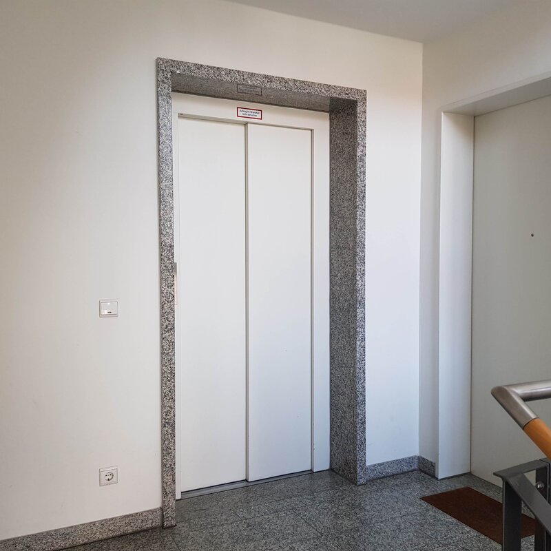 Heller, gepflegter Eingangsbereich im ersten Stock mit direktem Zugang zur Wohnungstür und dem Aufzug.