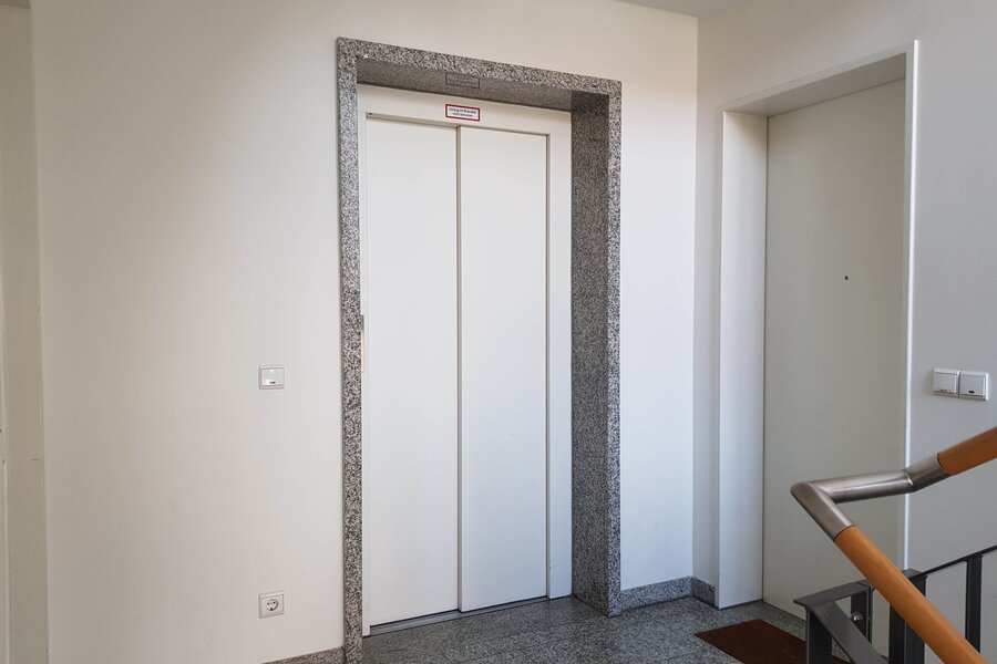 Heller, gepflegter Eingangsbereich im ersten Stock mit direktem Zugang zur Wohnungstür und dem Aufzug.
