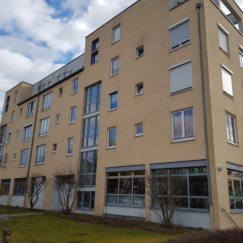 Die Wohnung befindet sich im 1. Stock an der Ecke des Gebäudes. Im Erdgeschoss ist ein Kindergarten und ein Hort untergebracht.