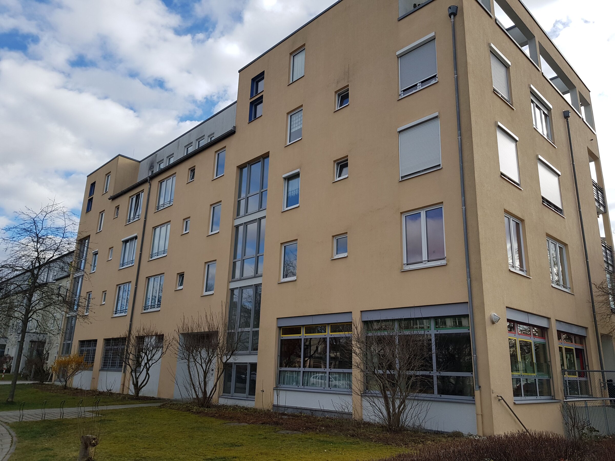 Die Wohnung befindet sich im 1. Stock an der Ecke des Gebäudes. Im Erdgeschoss ist ein Kindergarten und ein Hort untergebracht.