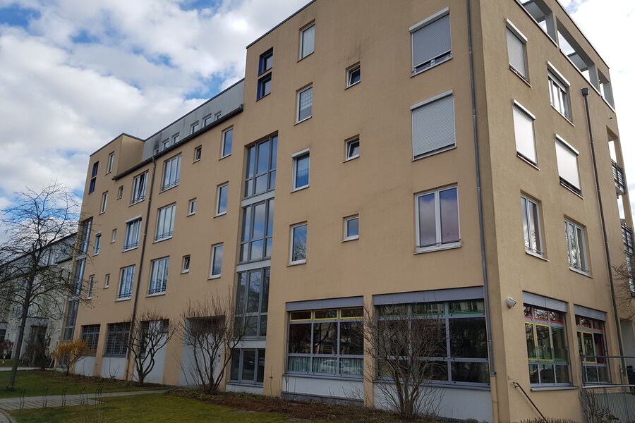 Die Wohnung befindet sich im 1. Stock an der Ecke des Gebäudes. Im Erdgeschoss ist ein Kindergarten und ein Hort untergebracht.