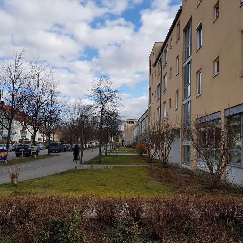 Die Straße führt direkt zur U- und S-Bahn-Station Feldmoching, nur 3 Gehminuten entfernt. Ruhige Wohngegend mit guter Anbindung.
