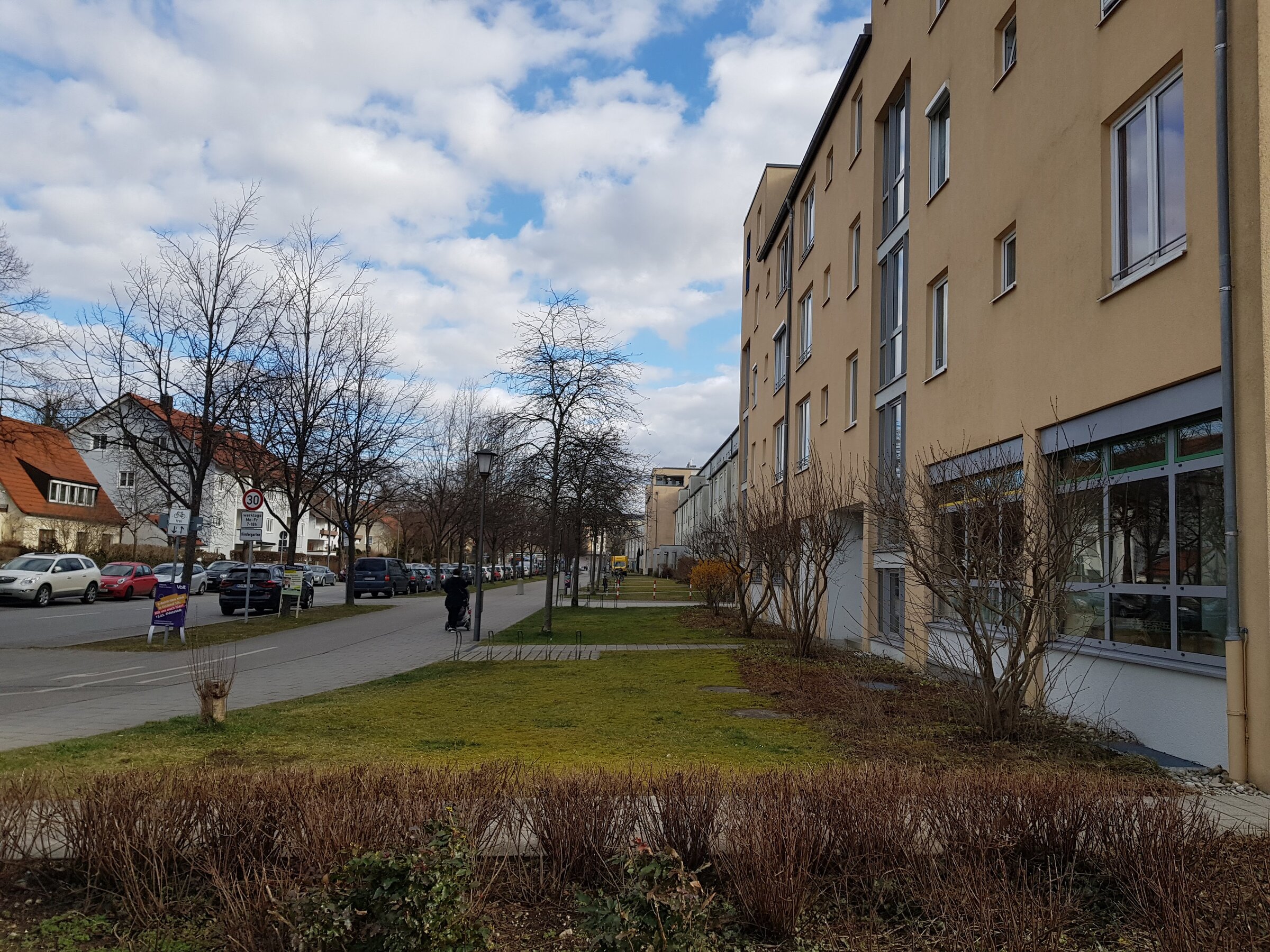 Die Straße führt direkt zur U- und S-Bahn-Station Feldmoching, nur 3 Gehminuten entfernt. Ruhige Wohngegend mit guter Anbindung.