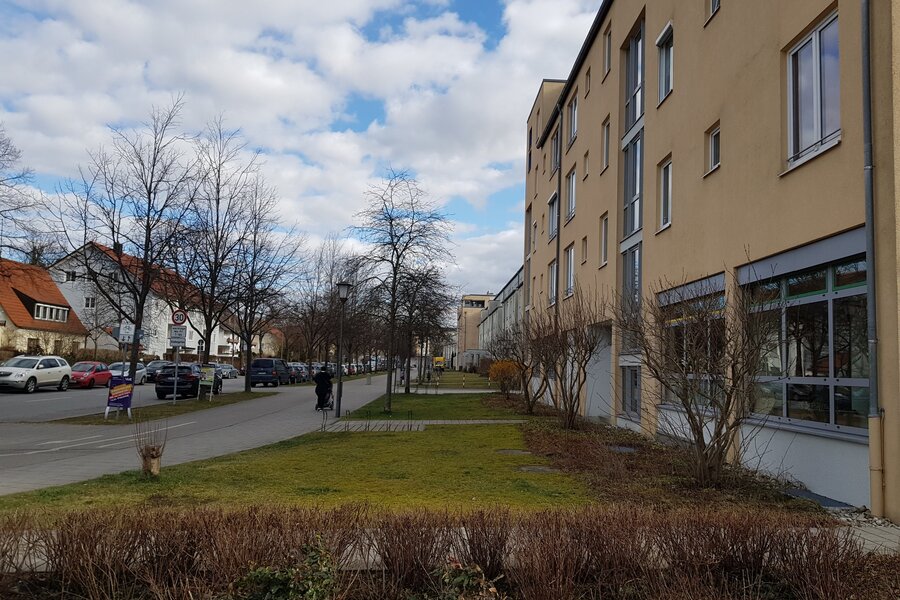 Die Straße führt direkt zur U- und S-Bahn-Station Feldmoching, nur 3 Gehminuten entfernt. Ruhige Wohngegend mit guter Anbindung.