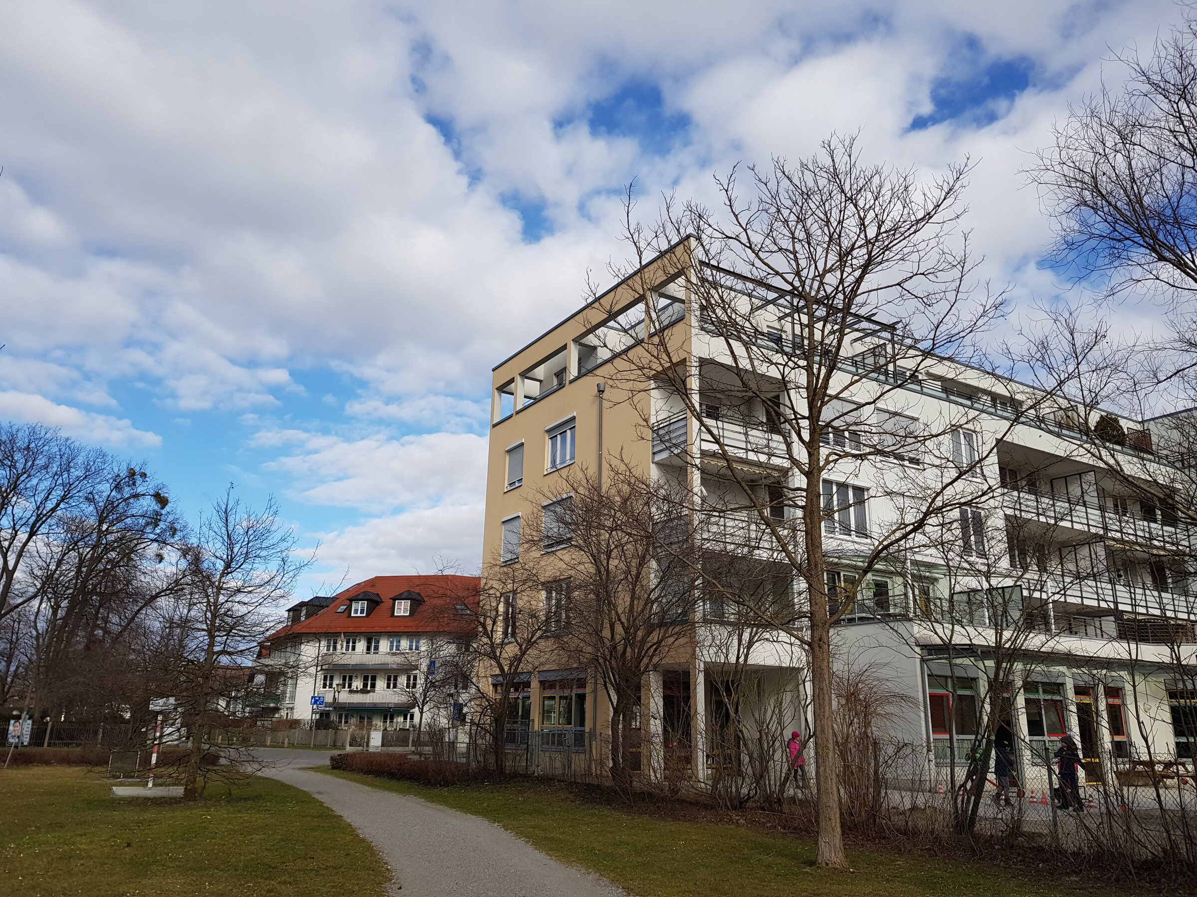 Blick auf die Südseite der Wohnung mit eigener Loggia und Zugang zur begrünten Terrasse - ideal zum Entspannen.