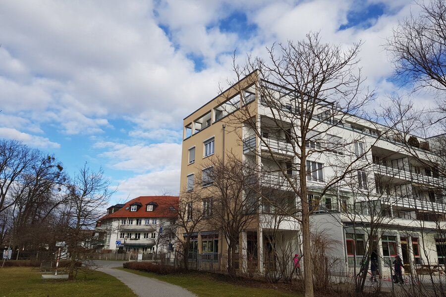 Blick auf die Südseite der Wohnung mit eigener Loggia und Zugang zur begrünten Terrasse - ideal zum Entspannen.