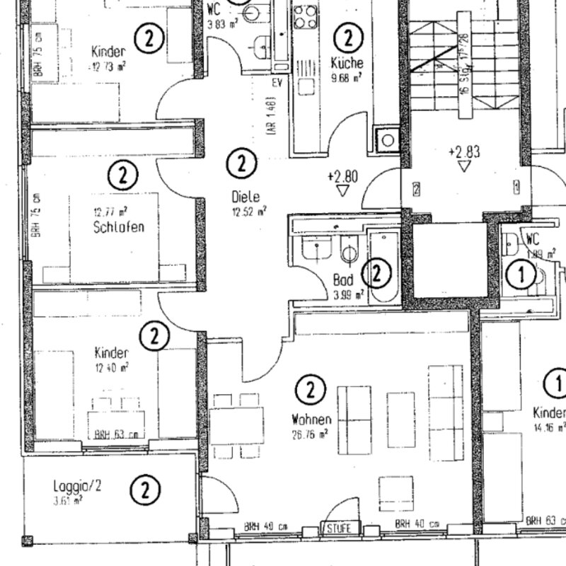 Der Grundriss zeigt eine großzügige 4-Zimmer-Wohnung mit rund 100 m² Wohnfläche und 13,66 m² Terrasse. Die Wohnung verfügt über ein großes Wohnzimmer (26,76 m²) mit direktem Zugang zur Terrasse, eine separate Küche, drei Schlafzimmer (zwei Kinderzimmer und ein Schlafzimmer), ein Bad mit Wanne sowie ein zusätzliches WC. Die Wohnung liegt im 1. Stock und ist nach Südwesten ausgerichtet. Die Loggia und Terrasse bieten viel Licht und Platz zum Entspannen.
