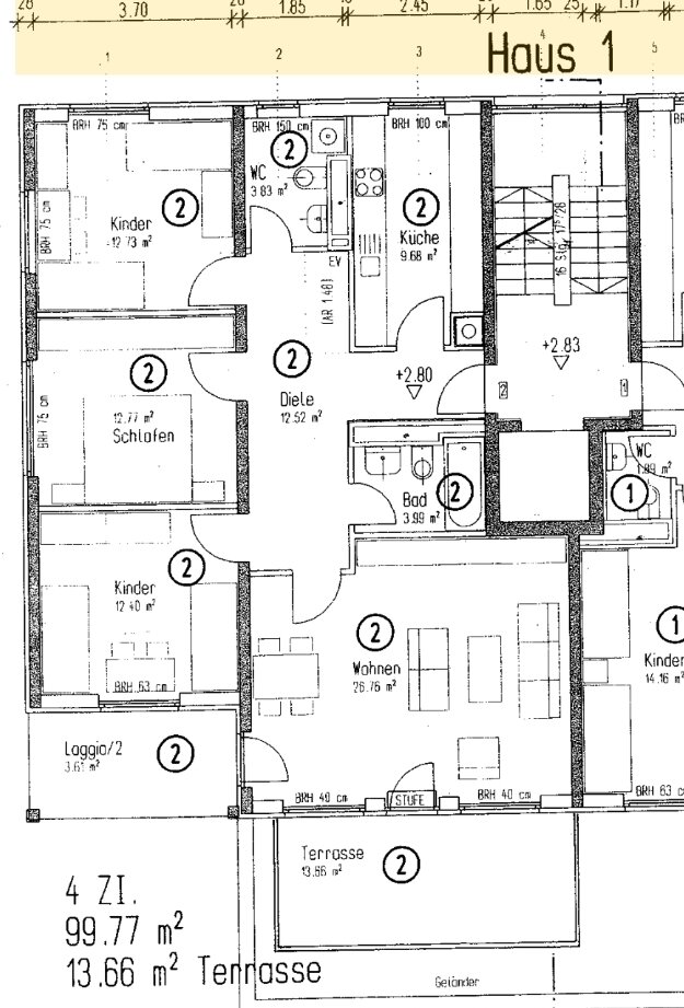 Der Grundriss zeigt eine großzügige 4-Zimmer-Wohnung mit rund 100 m² Wohnfläche und 13,66 m² Terrasse. Die Wohnung verfügt über ein großes Wohnzimmer (26,76 m²) mit direktem Zugang zur Terrasse, eine separate Küche, drei Schlafzimmer (zwei Kinderzimmer und ein Schlafzimmer), ein Bad mit Wanne sowie ein zusätzliches WC. Die Wohnung liegt im 1. Stock und ist nach Südwesten ausgerichtet. Die Loggia und Terrasse bieten viel Licht und Platz zum Entspannen.