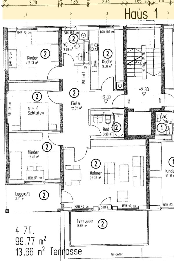 Der Grundriss zeigt eine großzügige 4-Zimmer-Wohnung mit rund 100 m² Wohnfläche und 13,66 m² Terrasse. Die Wohnung verfügt über ein großes Wohnzimmer (26,76 m²) mit direktem Zugang zur Terrasse, eine separate Küche, drei Schlafzimmer (zwei Kinderzimmer und ein Schlafzimmer), ein Bad mit Wanne sowie ein zusätzliches WC. Die Wohnung liegt im 1. Stock und ist nach Südwesten ausgerichtet. Die Loggia und Terrasse bieten viel Licht und Platz zum Entspannen.