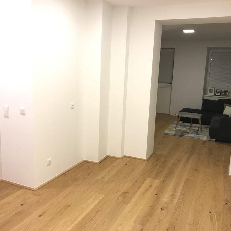 Hier befindet sich ein Esstisch mit 4 Sessel