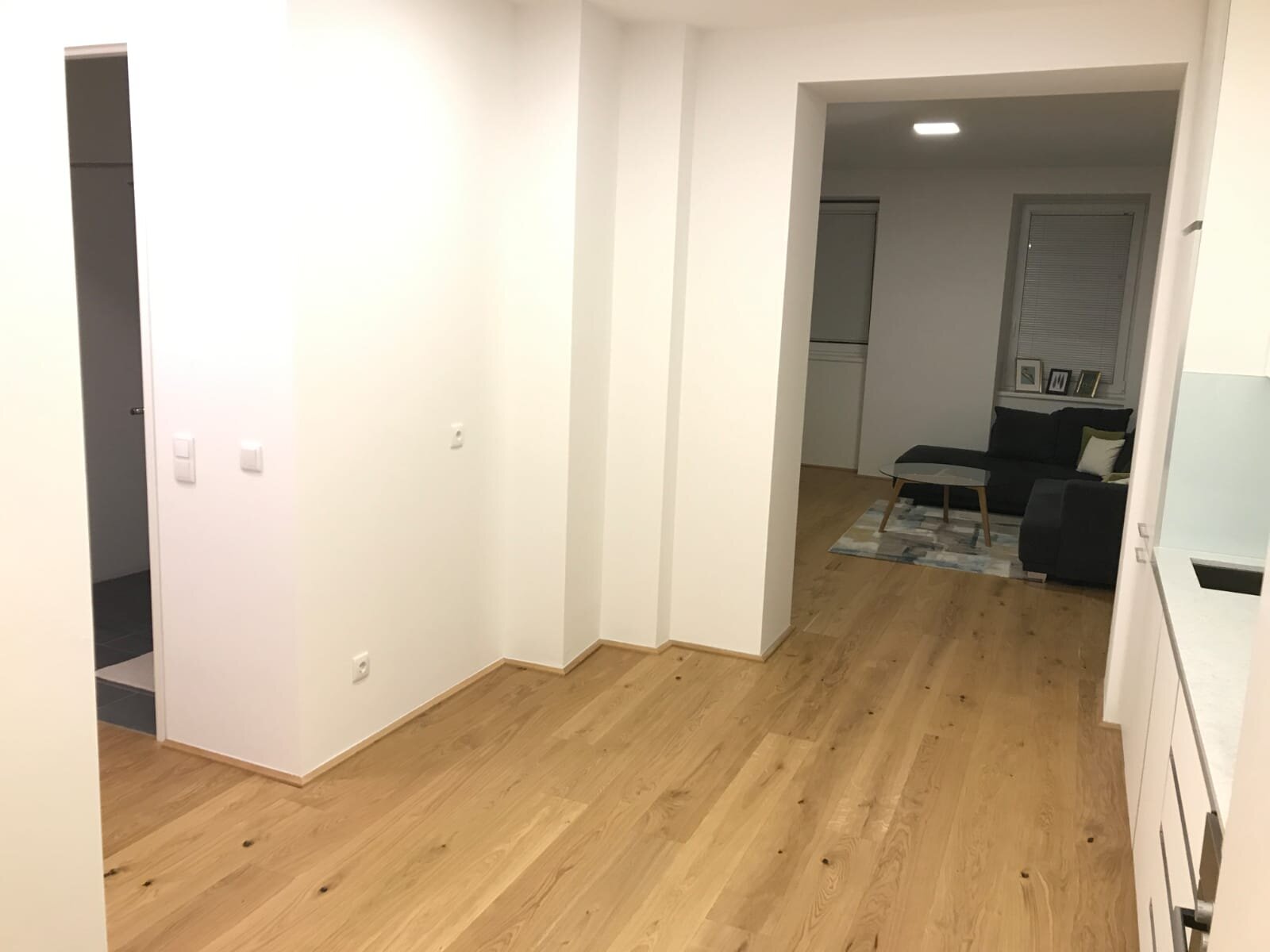 Hier befindet sich ein Esstisch mit 4 Sessel