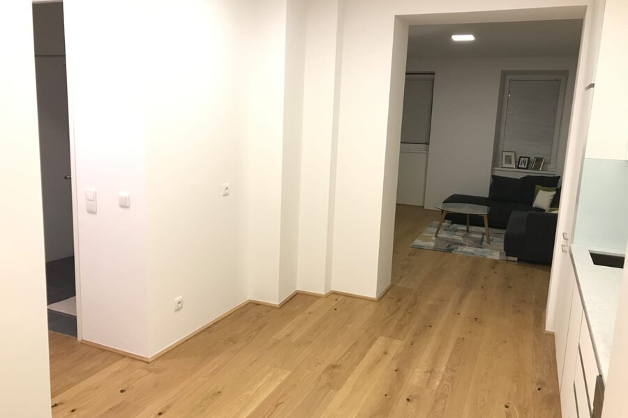 Hier befindet sich ein Esstisch mit 4 Sessel