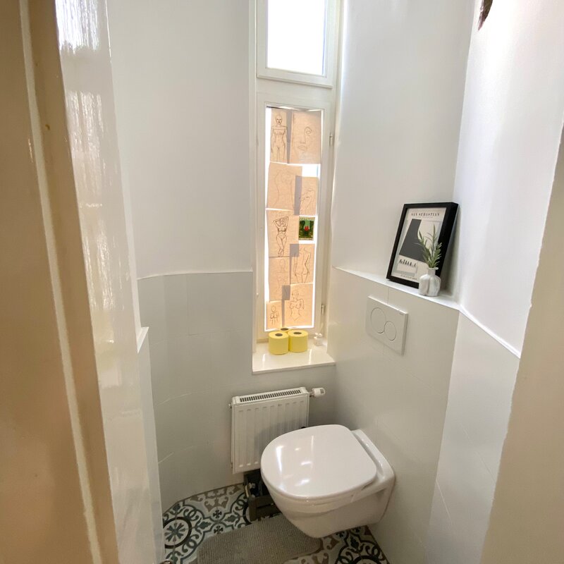 Toilet (seperate from bedroom)