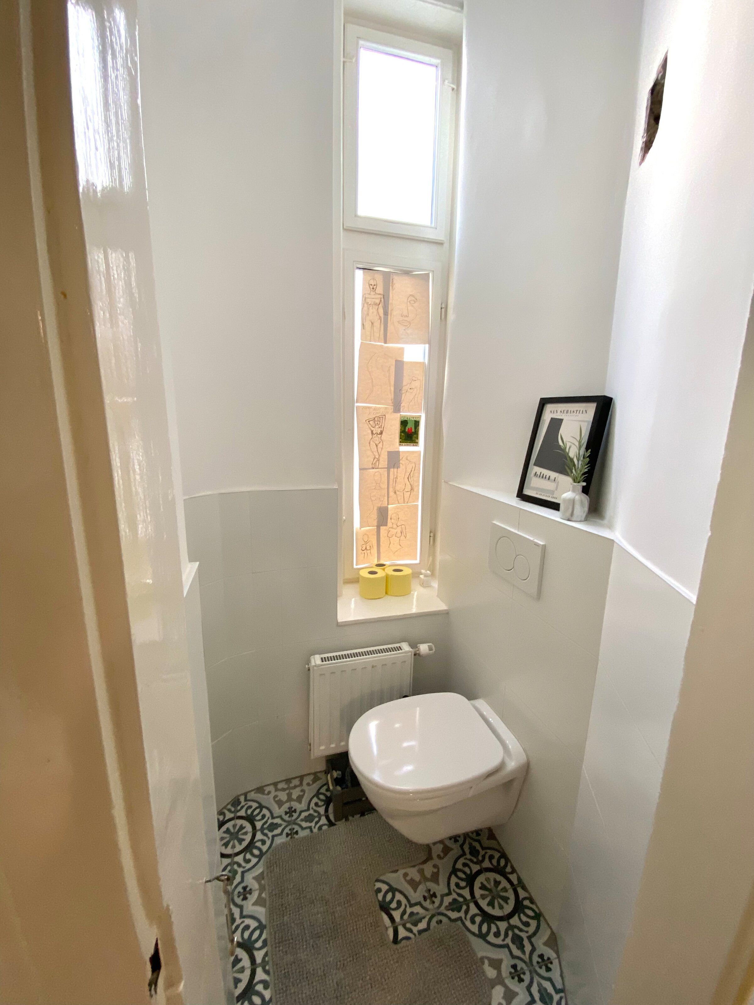 Toilet (seperate from bedroom)