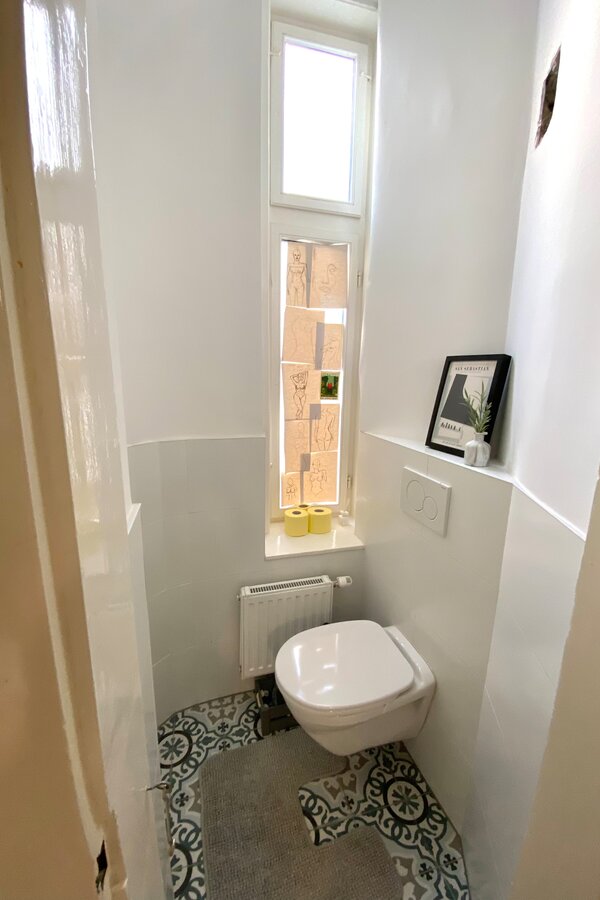 Toilet (seperate from bedroom)