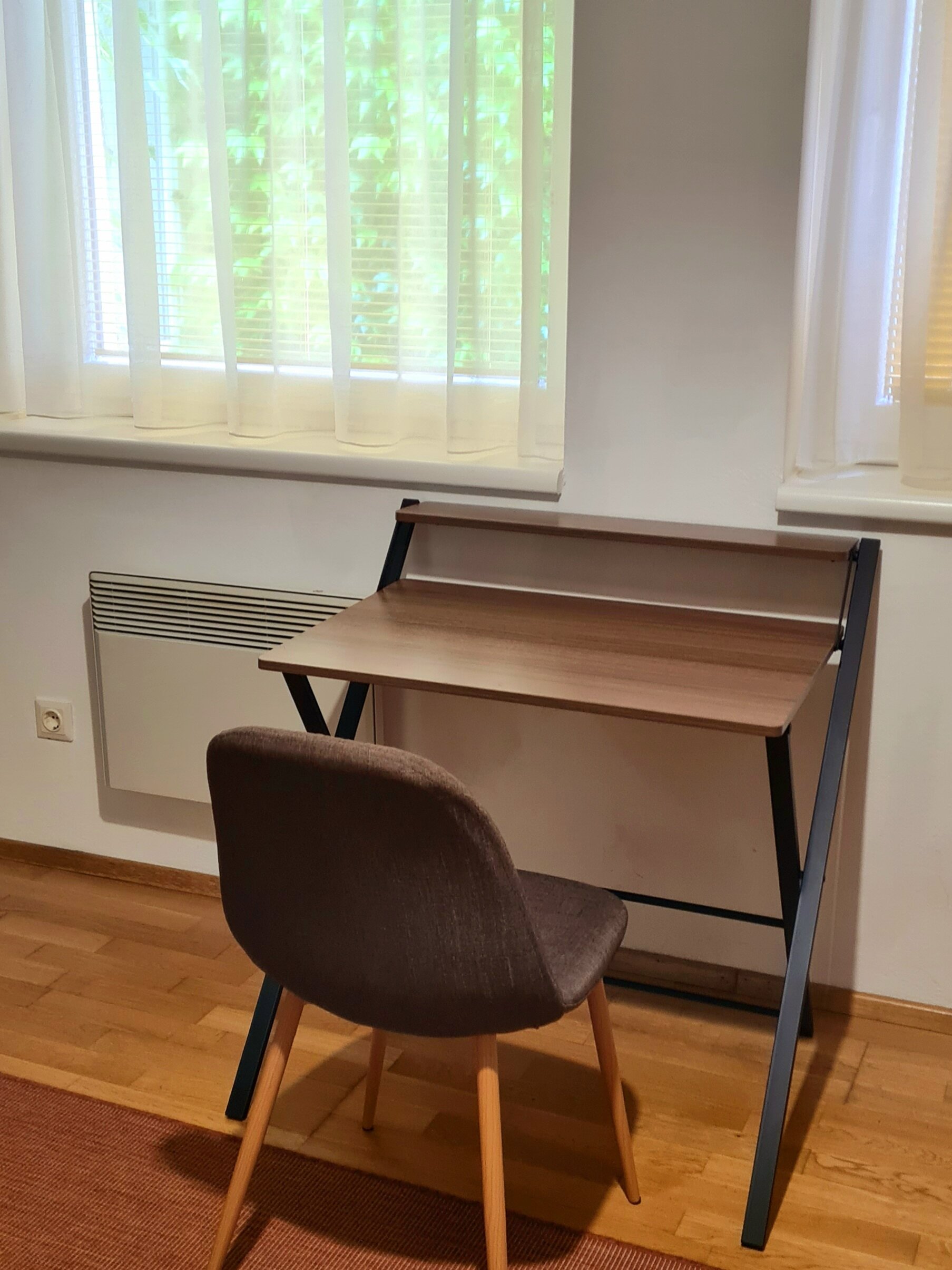 Foldable writing desk