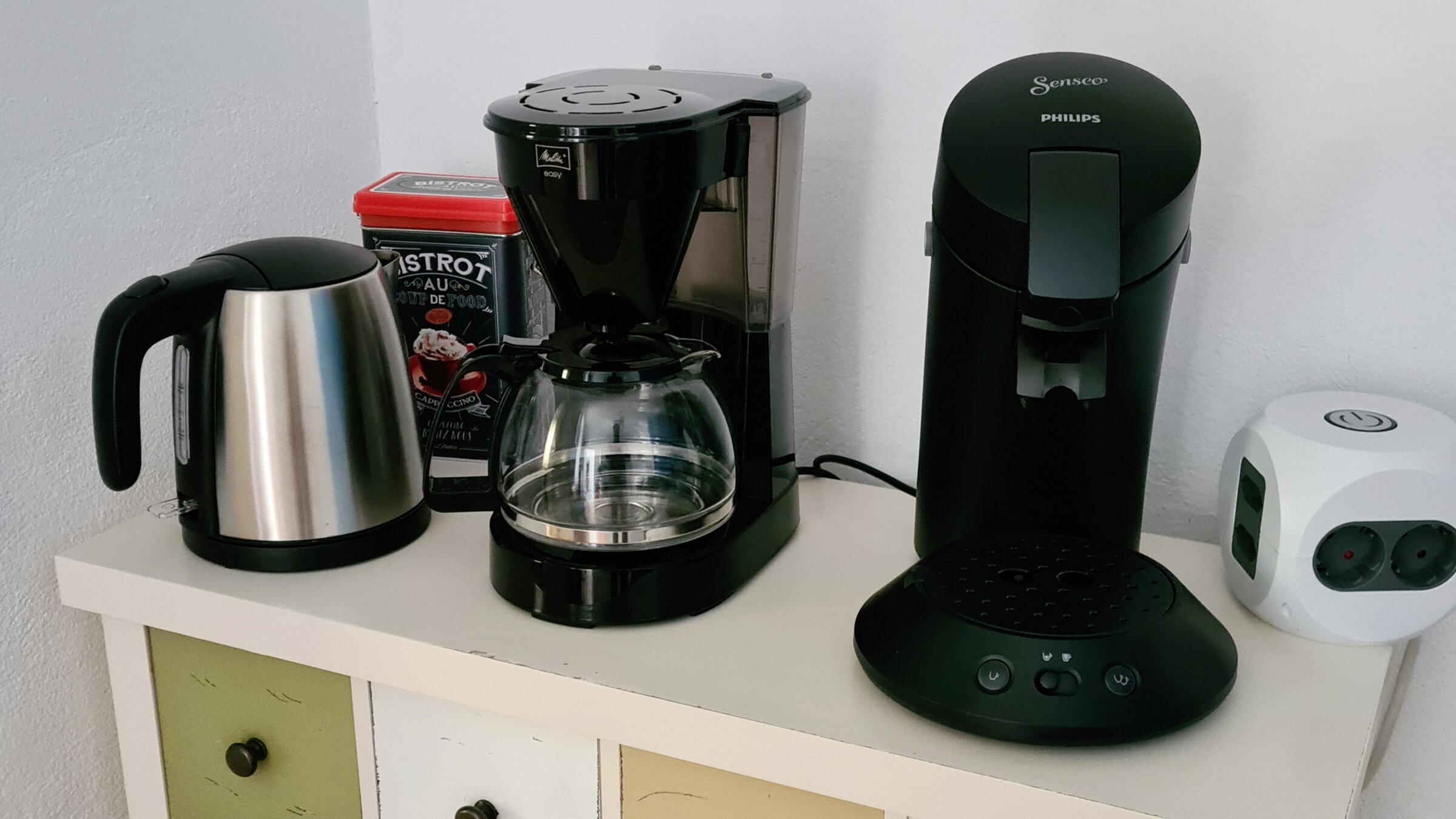 Coffee corner with filter and pad machine and kettle