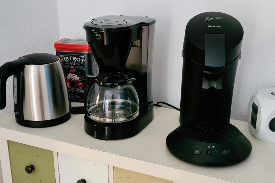 Coffee corner with filter and pad machine and kettle