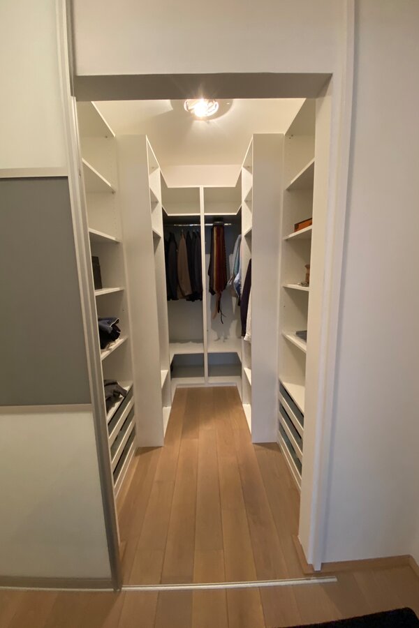 Begehbarer Kleiderschrank