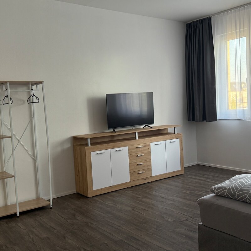Möbliertes 1-Zimmer Monteurzimmer mit TV & Stauraum – Kurzzeitmiete & Wohnen auf Zeit für 1 bis 6 Monate in Gerasdorf