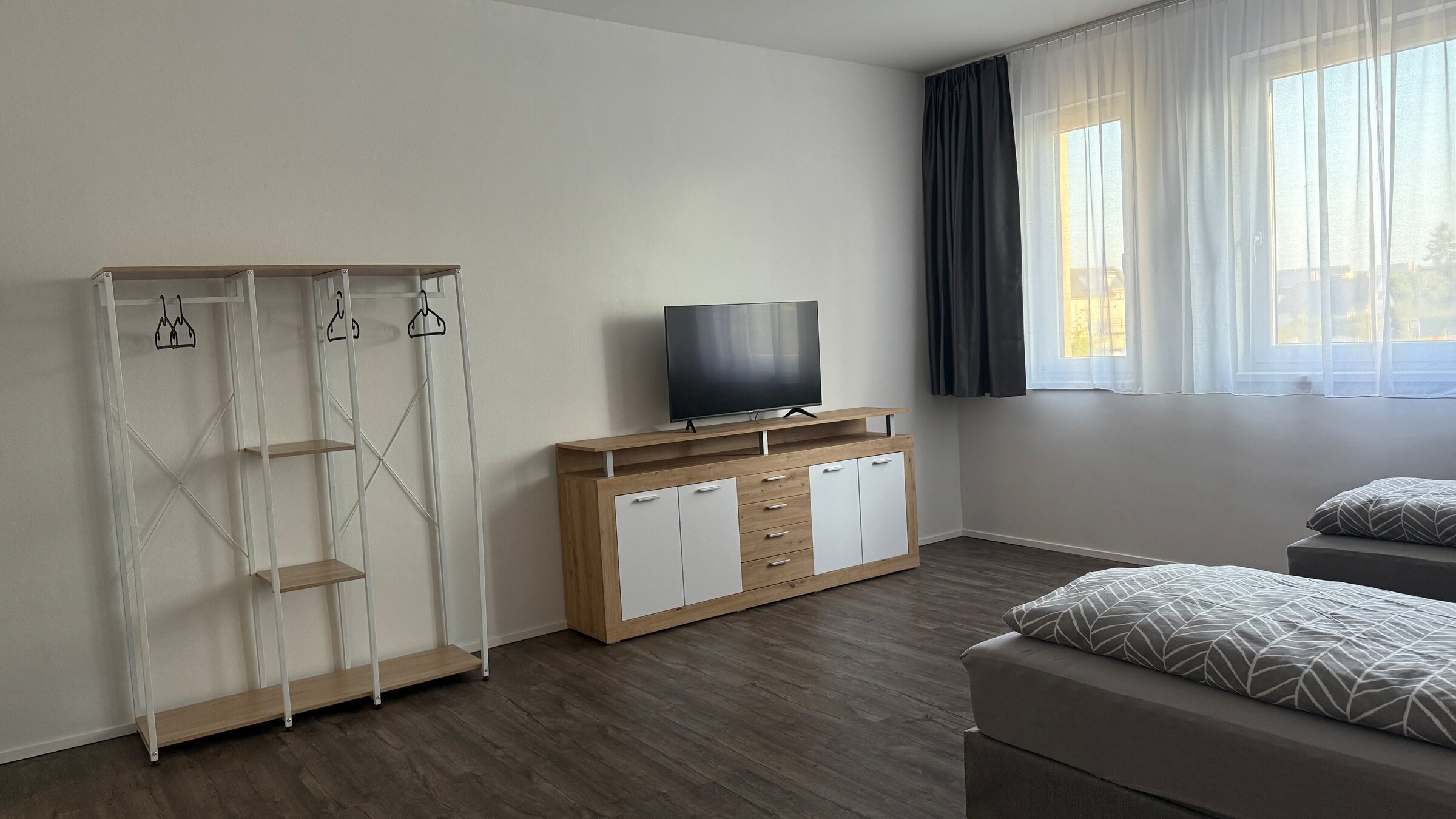 Möbliertes 1-Zimmer Monteurzimmer mit TV & Stauraum – Kurzzeitmiete & Wohnen auf Zeit für 1 bis 6 Monate in Gerasdorf
