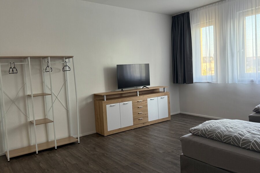Möbliertes 1-Zimmer Monteurzimmer mit TV & Stauraum – Kurzzeitmiete & Wohnen auf Zeit für 1 bis 6 Monate in Gerasdorf