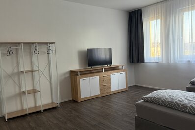 Möbliertes 1-Zimmer Monteurzimmer mit TV & Stauraum – Kurzzeitmiete & Wohnen auf Zeit für 1 bis 6 Monate in Gerasdorf