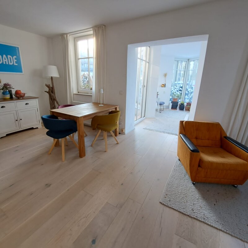 Neu gestaltetes Wohnzimmer mit Kamin