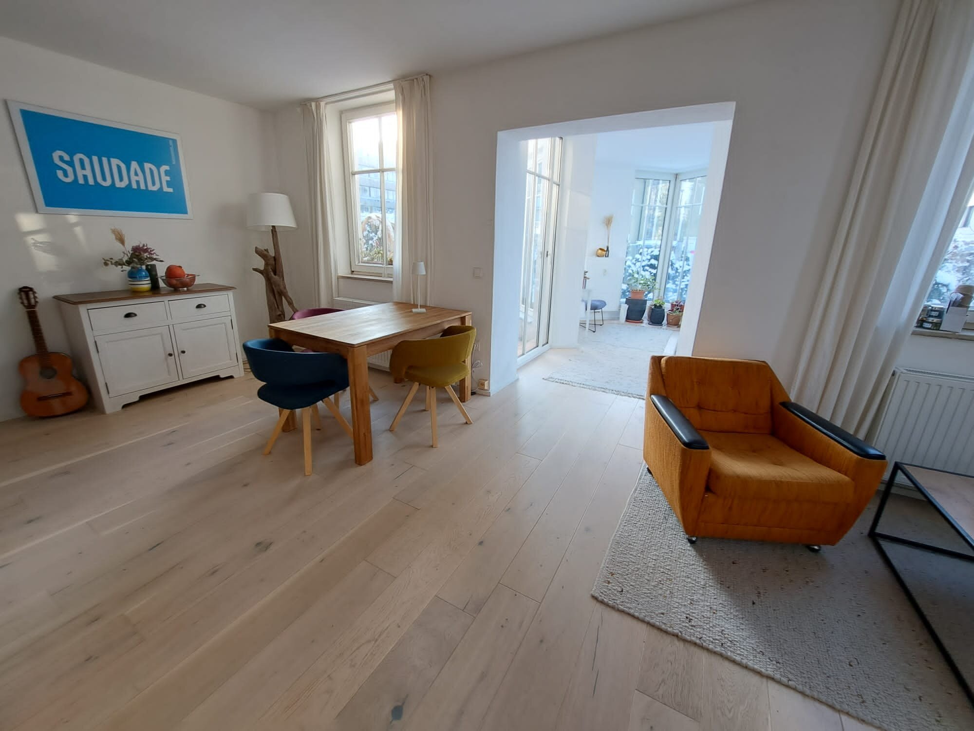 Neu gestaltetes Wohnzimmer mit Kamin