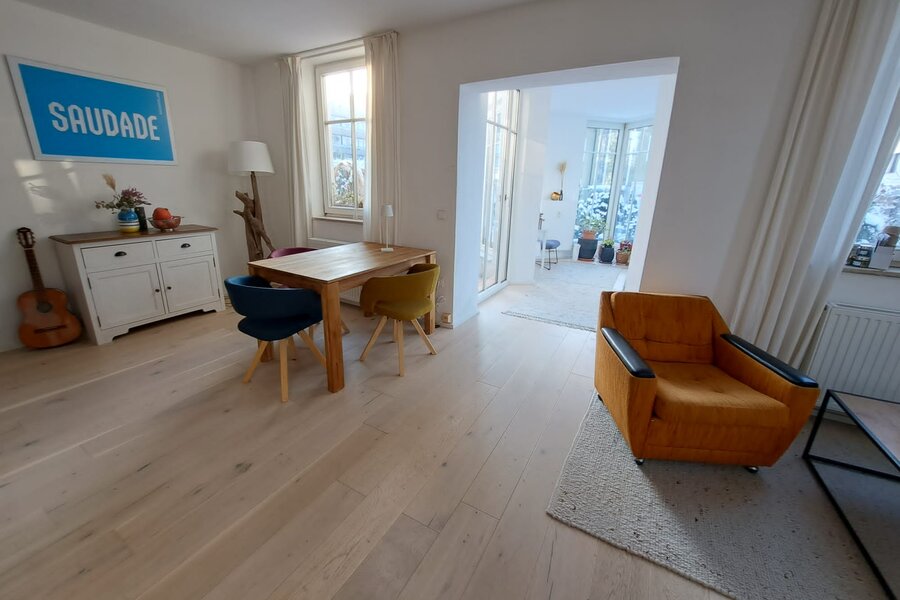 Neu gestaltetes Wohnzimmer mit Kamin