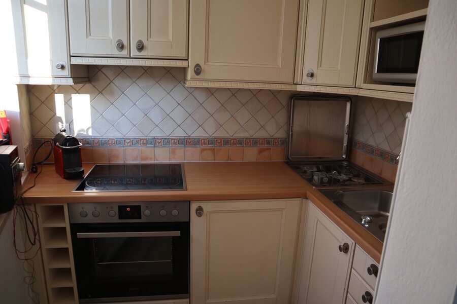Kitchen with stove, refrigerator and dishwasher
