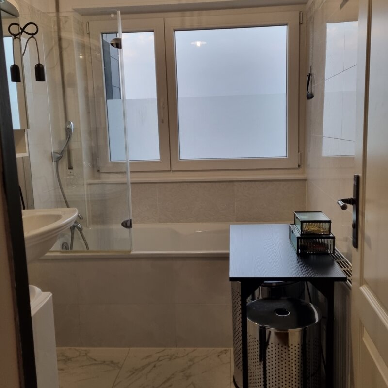 Bathroom with daylight and bathtub