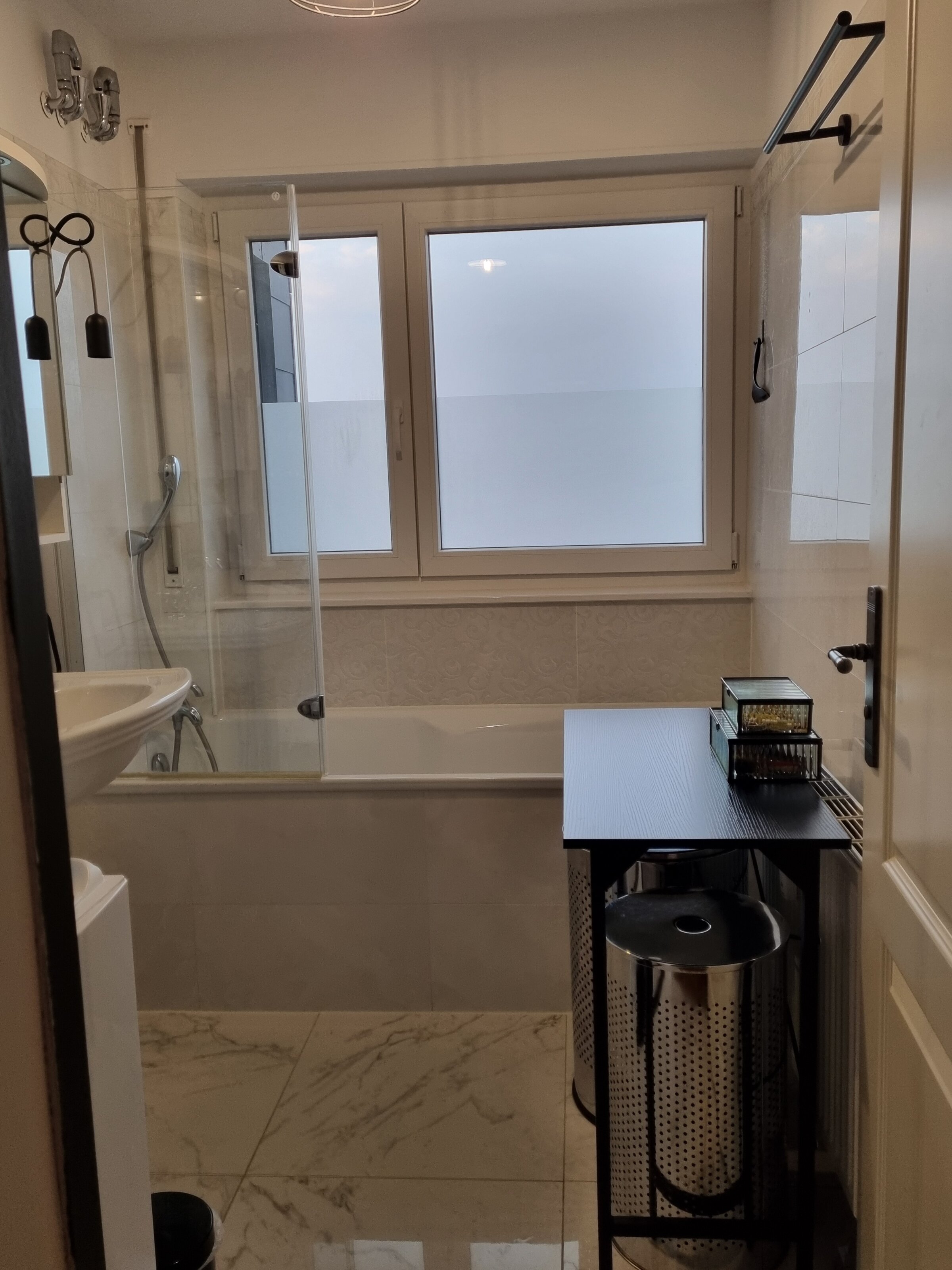 Bathroom with daylight and bathtub