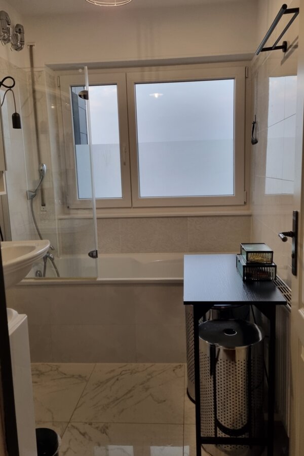 Bathroom with daylight and bathtub
