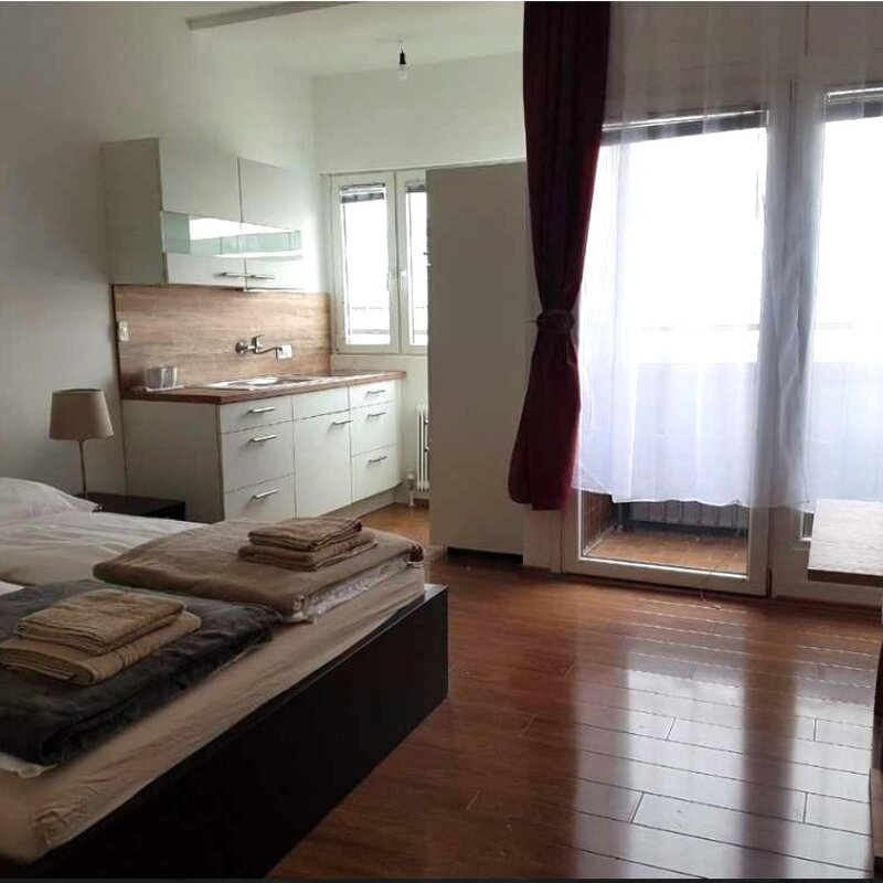 Wohn-, Schlafbereich mit Kitchenette und Loggia