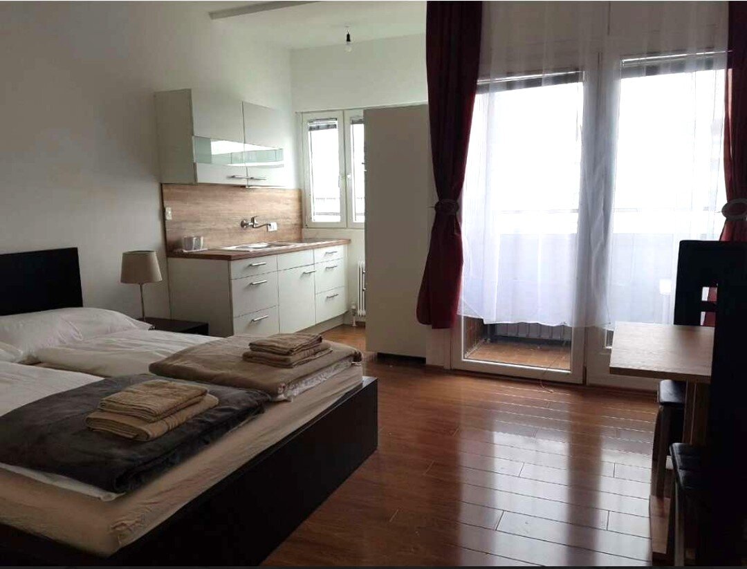 Wohn-, Schlafbereich mit Kitchenette und Loggia