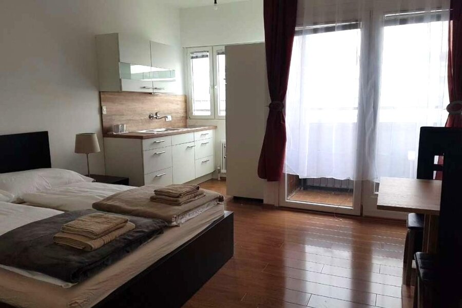 Wohn-, Schlafbereich mit Kitchenette und Loggia