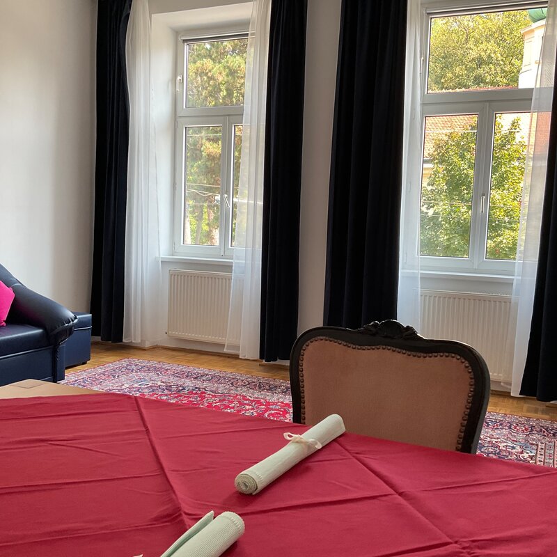 Helles Wohnzimmer mit Altbaucharme – 2-Zimmer Wohnung zur Kurzzeitmiete, Wohnen auf Zeit für 1 bis 6 Monate in Wien